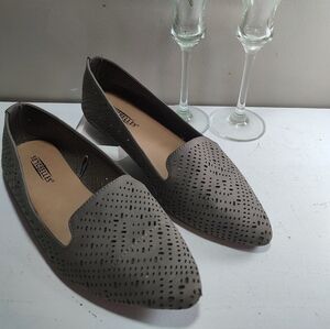 Seychelles pointy toe flats olive green punched open design Size 6.5 Womens